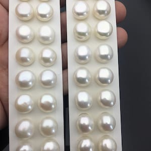 Può includere: Due file di perle rotonde bianche su una carta bianca. Ogni fila ha 10 perle.