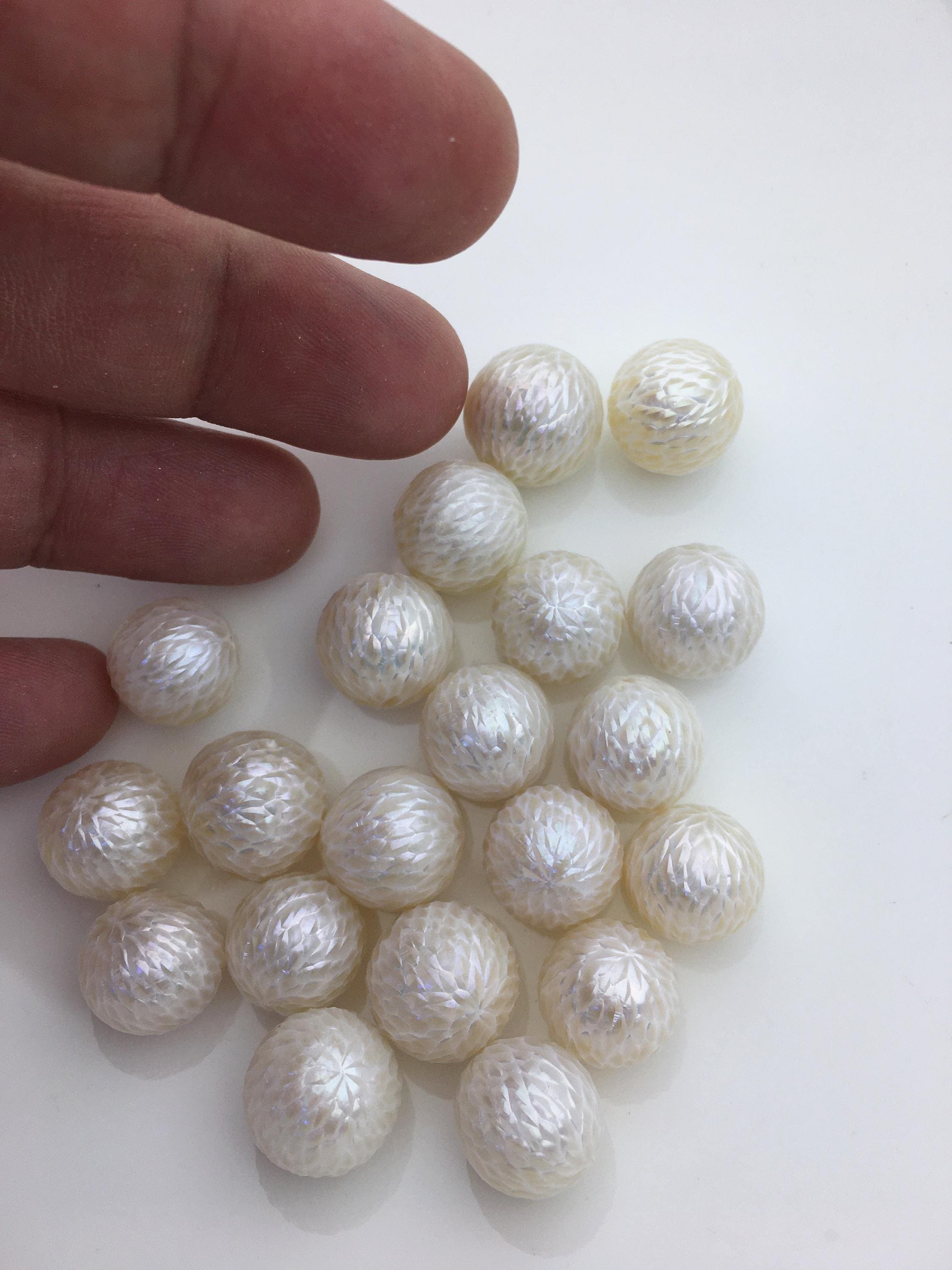 Shine! AAA 11-16mm ホワイトラウンド彫刻淡水パール - 穴なし
