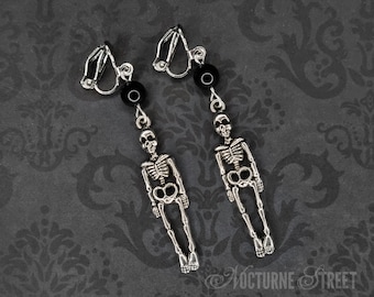 Gotiska skelettörhängen med clips - Kusliga örhängen, Gotiska clipsörhängen, Silverskelettsmycken, Halloweensmycken