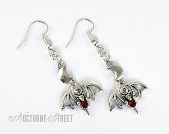 Boucles d'oreilles gothiques chauve-souris avec lunes - Boucles d'oreilles Halloween, Bijoux vampire, Boucles d'oreilles gothiques, Bijoux effrayants