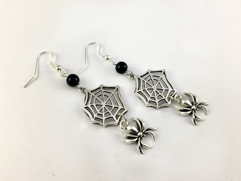 Gotiska spindel- och nätörhängen med svarta onyxpärlor - Spindelörhängen, Halloweenörhängen, Gotiska örhängen, Gotiska smycken, Spöklika smycken bild 1