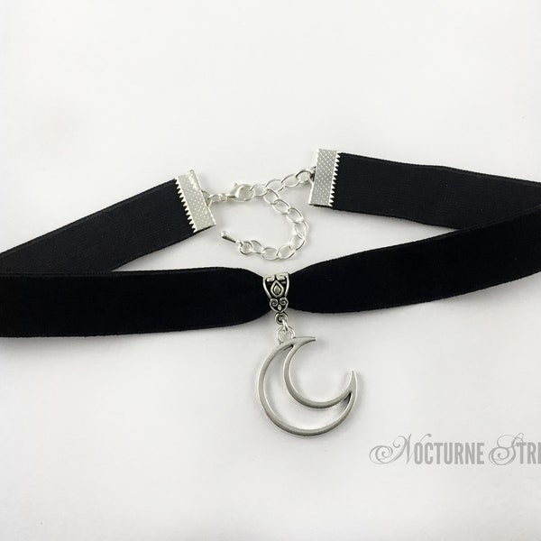 Ras de cou en velours noir avec breloque lune en argent - Ras de cou lune, tour de cou gothique, collier croissant de lune, bijoux gothiques, tour de cou gothique, bijoux lune