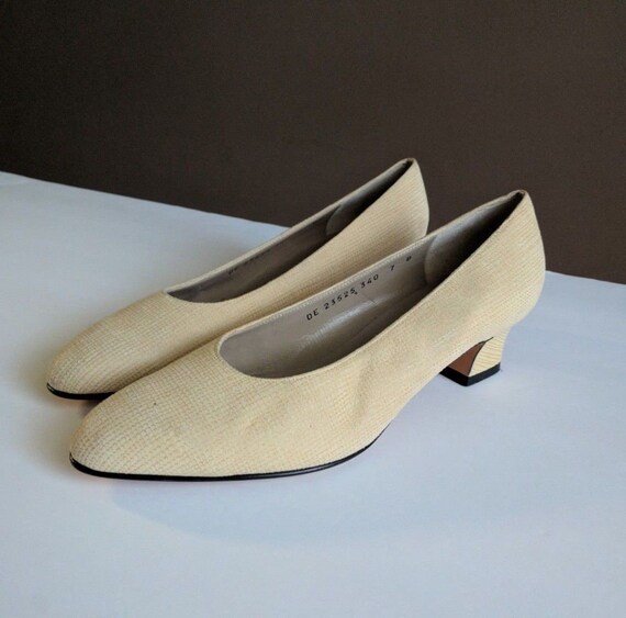 Salvatore Ferragamo Vintage Women's 7 Cream Textur