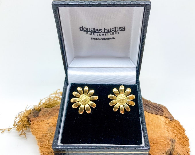 18ct Gold Daisy Earrings, Handmade Gold Daisy Studs, Gold Daisy Stud Earrings For Women, Handmade Earrings Solid 18K Gold, Flower Earrings