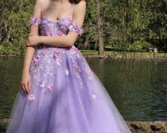 Lavendelfärgad te-lång klänning|Sweetsixteen|3D-blommig klänning|Korsettklänning|Glitterklänning|Balklänning