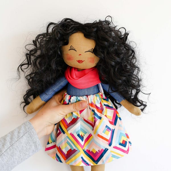 Muñeca de piel oscura, muñecas, muñeca de trapo, muñeca de tela, pelo negro, pelo rizado, traje de mezclilla, regalo de cumpleaños, regalo de niña