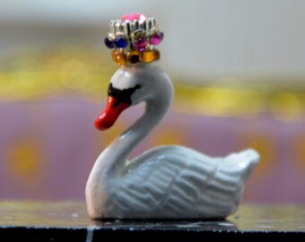 Maison de poupée française échelle 1/12, Figurine Cygne couronné, strass, objet de décoration, exemplaire unique.