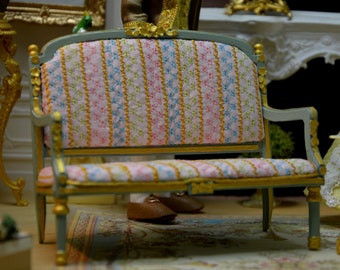 Maison de poupée française, échelle 1/12, pièce unique réalisée à la main, Sofa Louis XVI décor or tissu spécialement brodé pour cette pièce