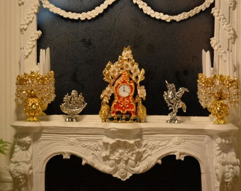 Parure de cheminée 3 pièces, un cartel et deux chandeliers 4 bras, pendeloques en cristal véritable, Maison de Poupées 1/12, Style Français.