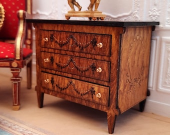 Miniaturkommode - Französischer Louis-XVI-Stil - Puppenhausmaßstab 1/12 - Holz und Gold - 3 funktionale Schubladen - Einzigartiges Modell.