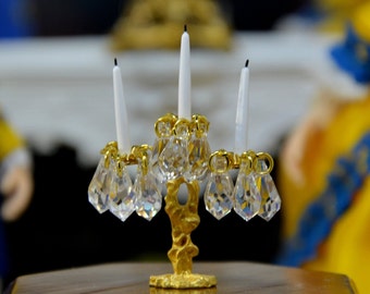 Maison de poupées française, échelle 1/12, Chandelier baroque 3 bras, pendeloques cristal véritable, pied doré ciselé.