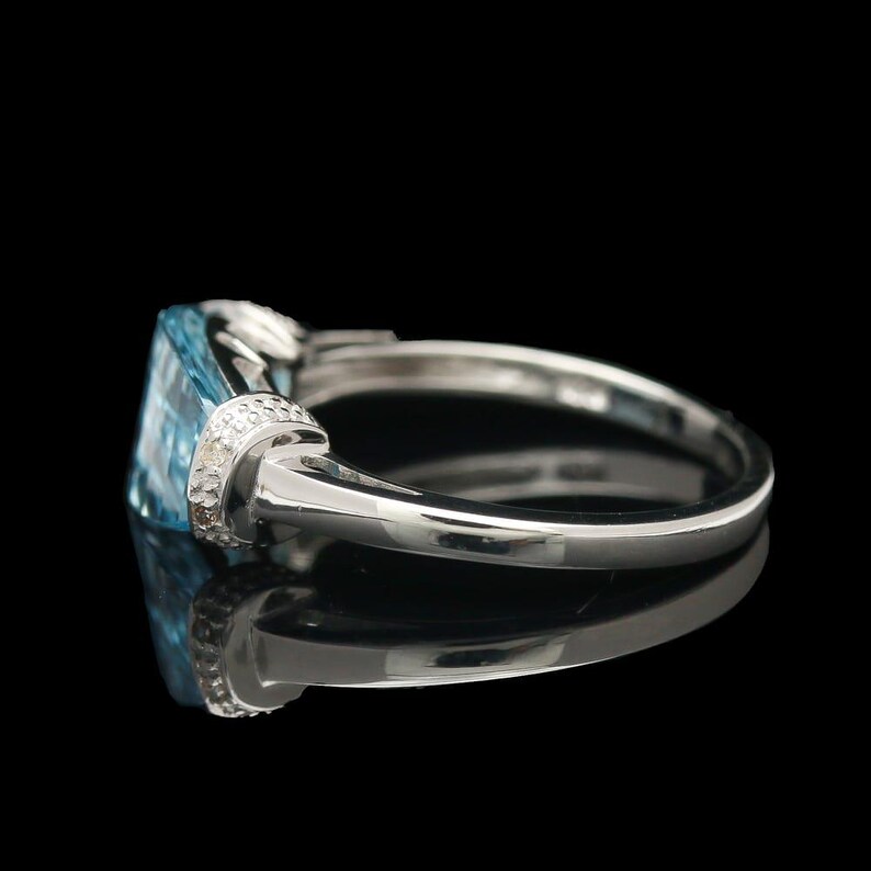 10k White Gold Checkerboard Faceted Half Moon Blue Topaz Ring Bild 3