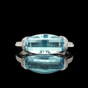 10k White Gold Checkerboard Faceted Half Moon Blue Topaz Ring Bild 1