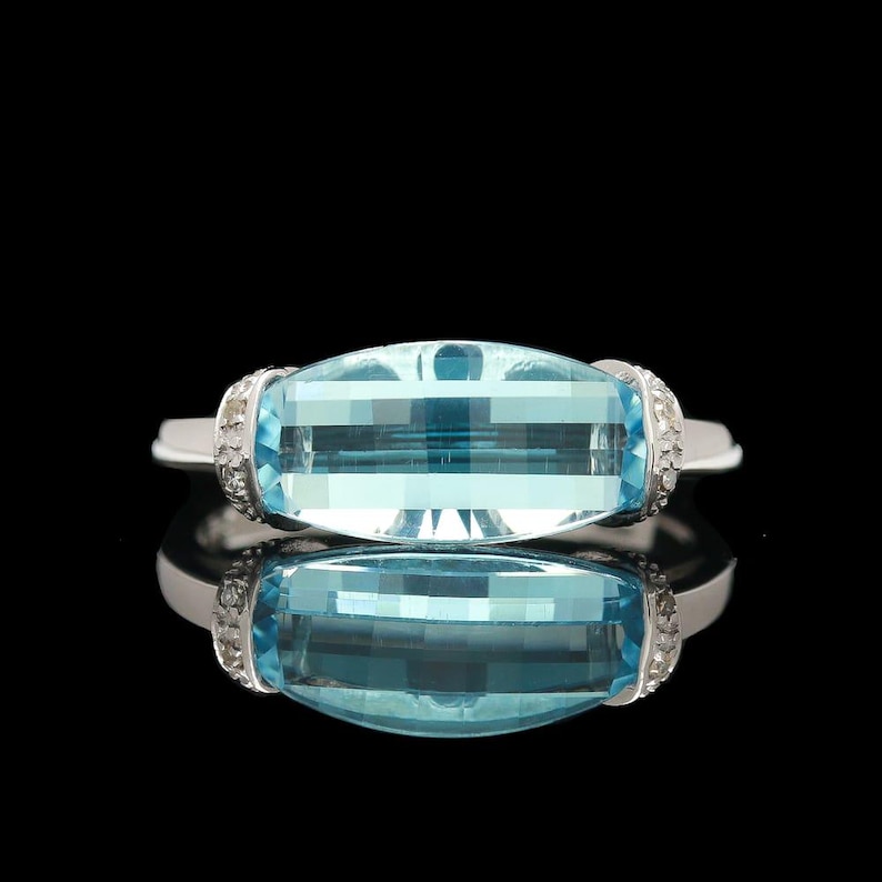 10k White Gold Checkerboard Faceted Half Moon Blue Topaz Ring Bild 1