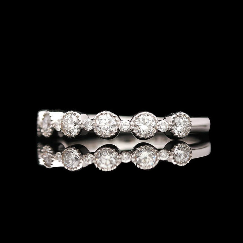 Anillo Adrianna Papell de oro blanco de 14 k con diamantes engastados en bisel de 0,51 quilates imagen 3