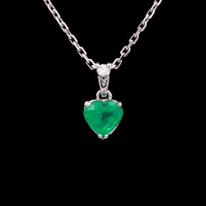 18k White Gold Heart Shaped Emerald and Diamond Necklace