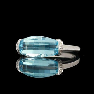 10k White Gold Checkerboard Faceted Half Moon Blue Topaz Ring Bild 2
