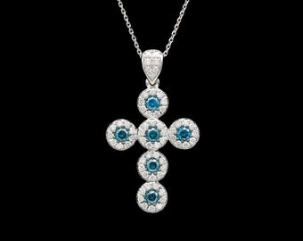 Collar con colgante de cruz de oro blanco de 14k con diamantes blancos y azules.