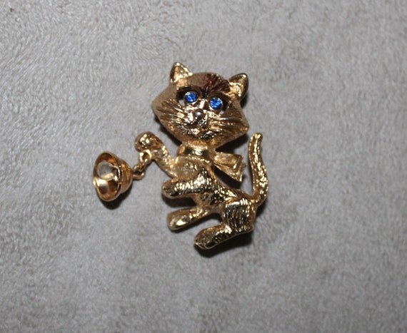 Vintage Cat with bell pin. Gold tone Cat holding … - image 6