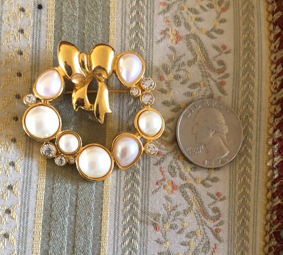 Pearl and Rhinestone goldtone wreath pin / brooch… - image 7