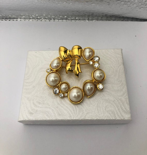 Pearl and Rhinestone goldtone wreath pin / brooch… - image 1