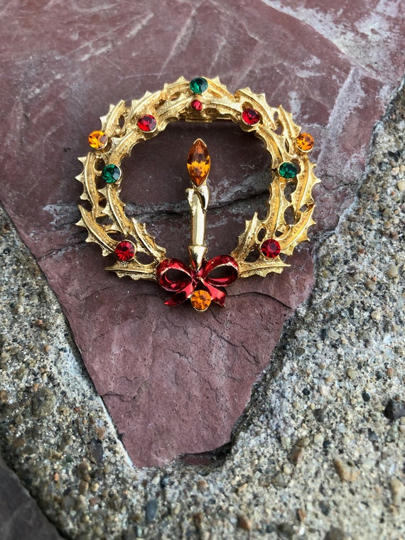 Vintage Goldtone Christmas Wreath / Pin with Cand… - image 1