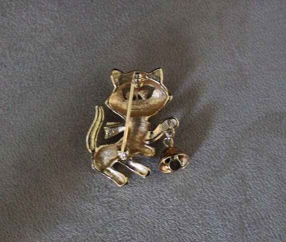 Vintage Cat with bell pin. Gold tone Cat holding … - image 5