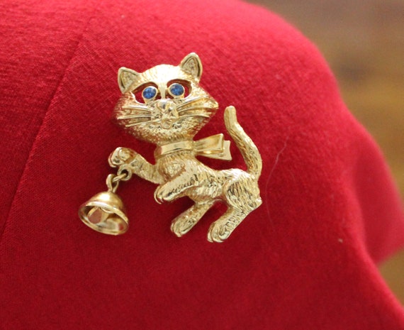 Vintage Cat with bell pin. Gold tone Cat holding … - image 1