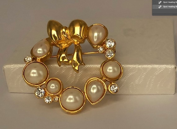 Pearl and Rhinestone goldtone wreath pin / brooch… - image 6