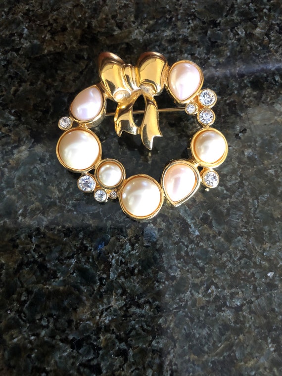 Pearl and Rhinestone goldtone wreath pin / brooch… - image 9