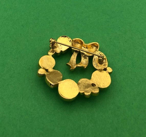 Pearl and Rhinestone goldtone wreath pin / brooch… - image 5
