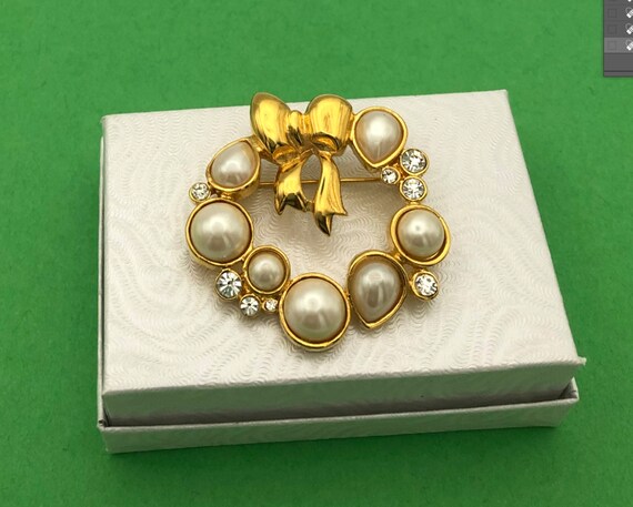 Pearl and Rhinestone goldtone wreath pin / brooch… - image 3