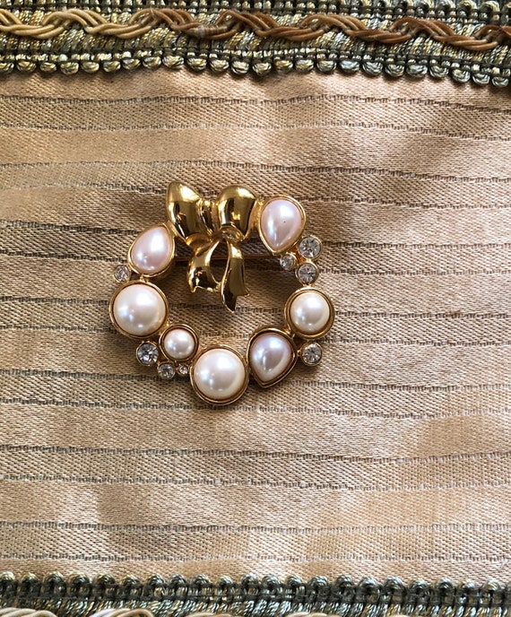 Pearl and Rhinestone goldtone wreath pin / brooch… - image 8