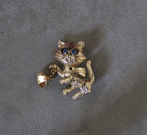 Vintage Cat with bell pin. Gold tone Cat holding … - image 4