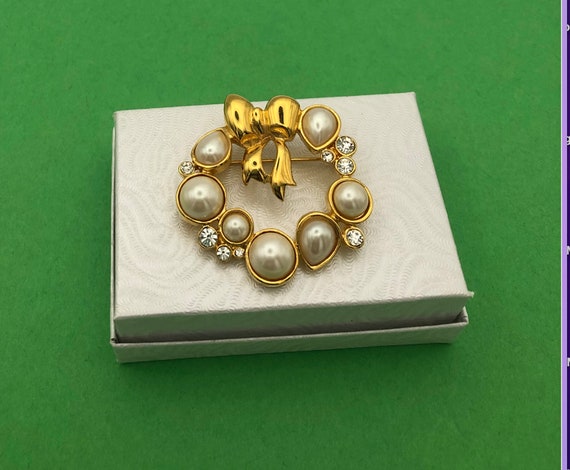 Pearl and Rhinestone goldtone wreath pin / brooch… - image 2