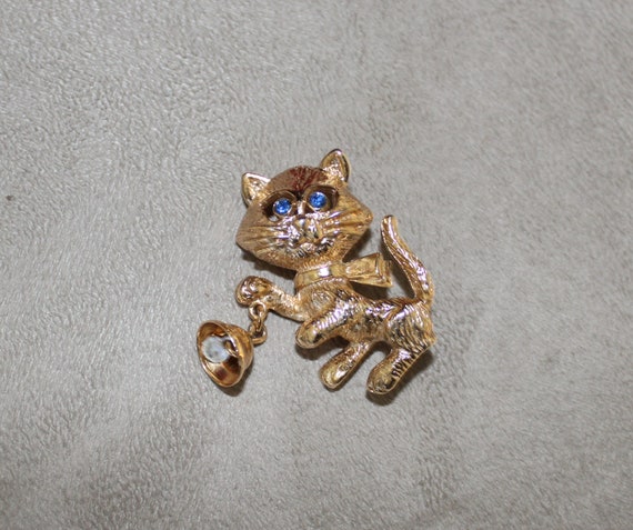Vintage Cat with bell pin. Gold tone Cat holding … - image 2
