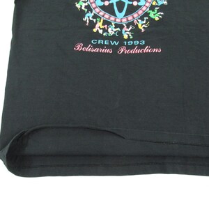 Puede incluir: Camiseta negra con un gr&aacute;fico colorido de personas corriendo alrededor de un c&iacute;rculo. El texto "Crew 1993 Belisarius Productions" est&aacute; impreso debajo del gr&aacute;fico.