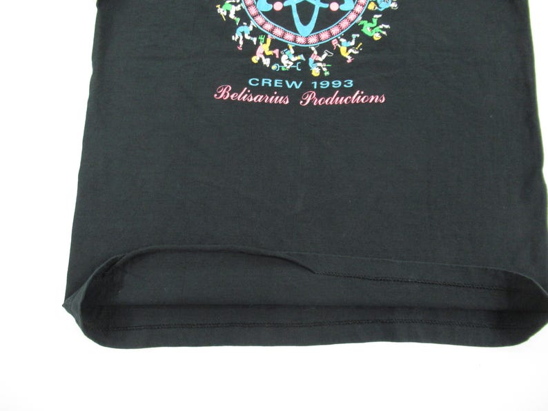 Puede incluir: Camiseta negra con un gr&aacute;fico colorido de personas corriendo alrededor de un c&iacute;rculo. El texto "Crew 1993 Belisarius Productions" est&aacute; impreso debajo del gr&aacute;fico.