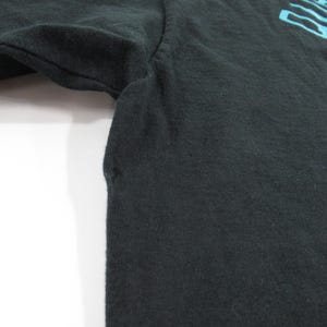 Puede incluir: Camiseta negra de manga larga con un estampado gr&aacute;fico colorido de un grupo de personas bailando. El texto "Dancing Queen" est&aacute; impreso en la camiseta.