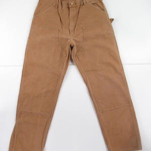 Puede incluir: Un pantal&oacute;n de trabajo marr&oacute;n con m&uacute;ltiples bolsillos y rodillas reforzadas.