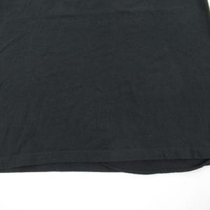 Puede incluir: Camiseta negra de dise&ntilde;o liso. La camiseta est&aacute; hecha de una tela suave y c&oacute;moda.