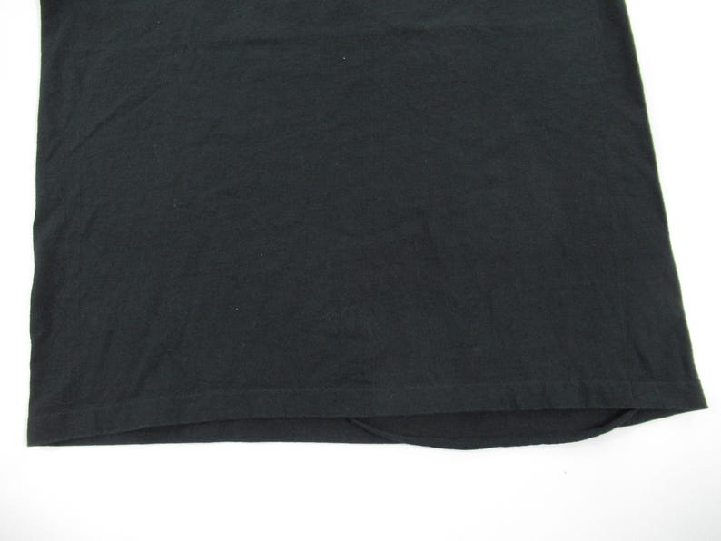 Puede incluir: Camiseta negra de dise&ntilde;o liso. La camiseta est&aacute; hecha de una tela suave y c&oacute;moda.