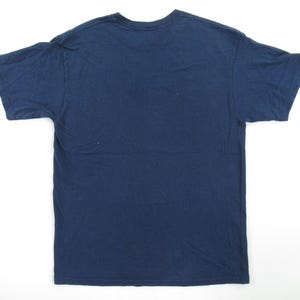 Op de afbeelding: Een effen donkerblauw t-shirt met korte mouwen.