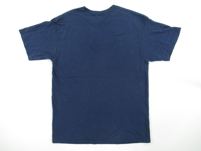 Op de afbeelding: Een effen donkerblauw t-shirt met korte mouwen.