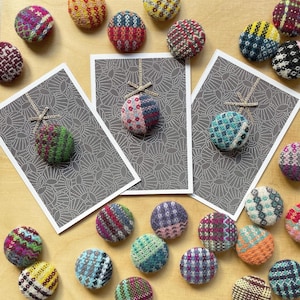 Handgewebte Lammswolle Brosche | Andenken-Gruß-Karte | Weihnachtsgeschenk | Geschenke für sie | Bunt Geometrisches Webabzeichen