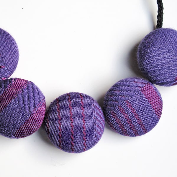 Chunky Purple Necklace - Bouton recouvert tissé à la main