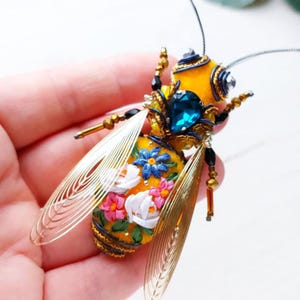 Queen bee brooch beaded Insect brooch for women Bumble bee pin Honey bee gift for mom Bug pin gift for her Insect jewelry Nature lover gift