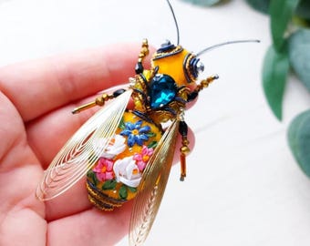Queen Bee Brooch Crown Insect Pin Gold Bug Jewelry Statement Gift Royal Nature Accessory