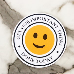 Adesivo Ottieni una cosa importante, adesivo motivazionale, adesivo per la salute mentale, regalo per terapista, ADESIVO IN VINILE IMPERMEABILE