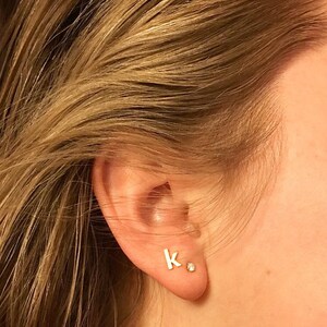 Gold Initial Stud Earrings//Letter Studs//Initial Studs//Gold Stud Earrings Bild 3